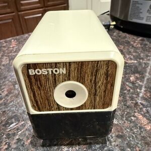 BostBoston Electric Pencil Sharpener Model 18 Made In USA Cream Faux Wood Tested